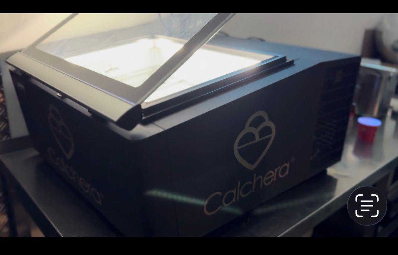 Eisvitrine mit Calchera Gelato